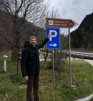 L’obiettivo dichiarato è rendere la segnaletica lungo le piste ciclabili più chiara, coerente e facilmente riconoscibile su tutto il territorio altoatesino: “Più chiarezza e sicurezza lungo le ciclovie della Provincia, indica l'assessore provinciale alla Mobilità, Daniel Alfreider. (Foto: USP/Dipartimento Infrastrutture e Mobilità)