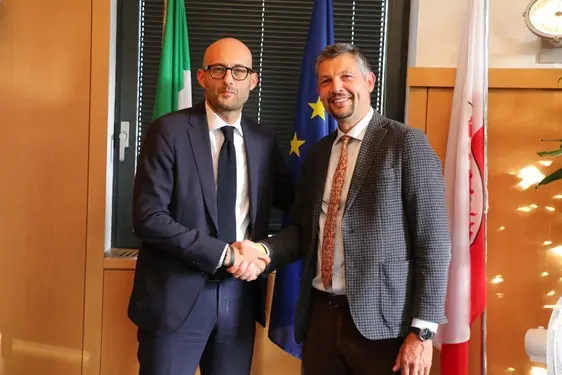 “Con l’orario ferroviario estivo 2026 si mettono i primi binari concreti per il futuro collegamento diretto Frecciarossa tra Milano e Monaco”, sottolinea l’assessore alla Mobilità Daniel Alfreider, nella foto a destra assieme all'amministratore delegato Trenitalia Gianpiero Strisciuglio. (Foto: USP/Dipartimento Infrastrutture e Mobilità)