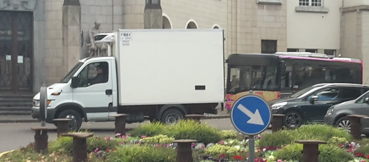 Bus und LKW am Bahnhof Bozen (Foto Martin Senoner)