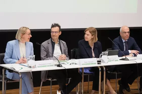 Sie stellten dem EFRE-Begleitausschuss die Umsetzung des Programms des Europäischen Fonds für die regionale Entwicklung vor: Europa-Landesrätin Magdalena Amhof (im Bild von links), Peter Paul Gamper, der Vizedirektor der Abteilung Europa, Abteilungsdirektorin Martha Gärber und der Vertreter der REGIO-Direktion der EU-Kommission, Andrea Murgia. (Foto: LPA/Ursula Pirchstaller)