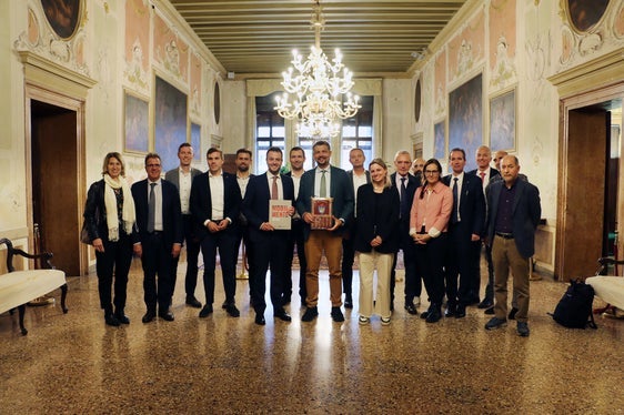 Die Delegationen aus Südtirol und der Stadt Venedig tauschte sich über Besucherlenkung aus (von links): Stefania Battaggia, Fabrizio D'Oria, Kurt Sagmeister. Michael Andergassen, Wolfgang Töchterle, Simone Venturini, Martin Vallazza, Daniel Alfreider, Patrick Dejaco, Silke Stabinger, Friederich Mittermair, Giovanni Santoro, Judith Rainer, Raffael Mooswalder, Marco Bettini, Francesco Bortoluzzi und Nicola Nardin (Foto: LPA/Ingo Dejaco)