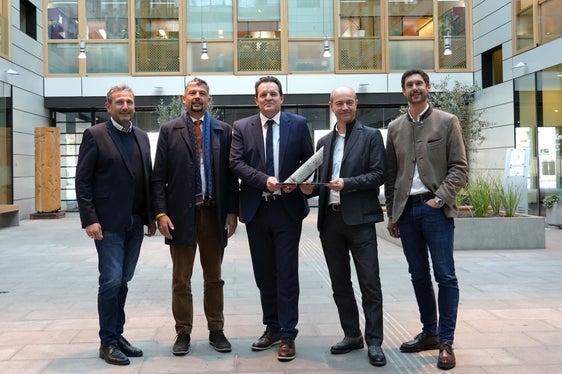 Georg Deggendorfer (Bayern), Landesrat Daniel Alfreider (Südtirol), Landesrat Renè Zumtobel (Tirol), Massimo Negriolli (Trentino), Gabriel Klammer (Wirtschaftskammer Tirol) bei der AGB-Präsidentenkonferenz in Innsbruck. (Foto: Land Tirol/Lea Knabl)