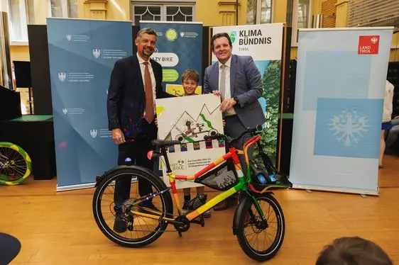 Laurenz Aichner, alunno della classe di integrazione della scuola elementare Elisabethinum di Axams, in Tirolo con la sua 'DJ-Bike' premiata dagli assessori Alfreider e Zumtobel. (Foto: USP/STA/Ivan Brentegani)