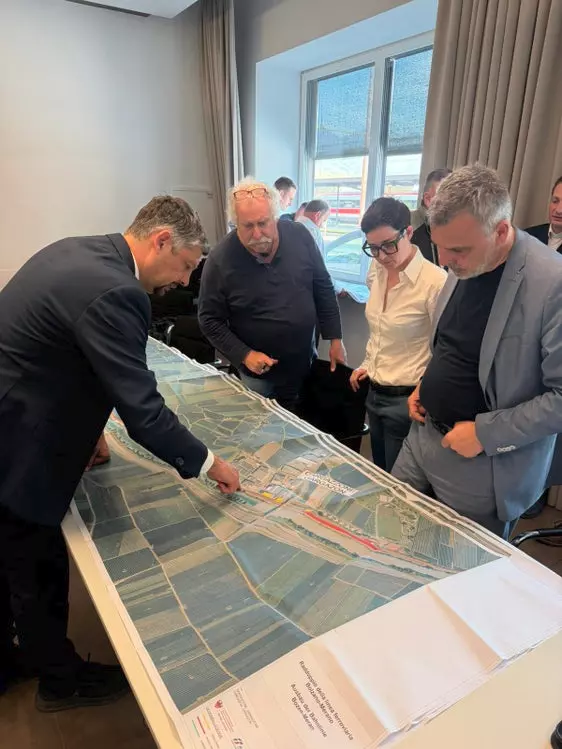 Al tavolo tecnico, da sinistra nella foto, l'assessore provinciale Daniel Alfreider, il vicesindaco di Gargazzone Gianfranco Cassin, Sandra Weger, capo progetto di STA-Strutture Trasporto Alto Adige SpA, e il sindaco di Gargazzone Bernhard Paris. (Foto: USP/Bruno Benedetto)