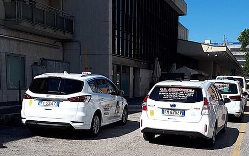 Die Landesregierung hat die Durchführungsverordnung für Taxidienste und Mietwagen mit Fahrer aktualisiert. Künftig sollen umweltfreundlichere Fahrzeuge eingesetzt werden. Wer die Dienste nutzt, soll auch bargeldlos dafür bezahlen können. (Foto aus https://commons.wikimedia.org/wiki/File:Taxis,_Mestre_FS.jpg)