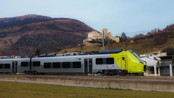Nell’ambito dell’attuale fase di prova sulla Ferrovia della Val Venosta, nei primi giorni si sono verificate le prevedibili limitazioni di servizio. In questa fase si rivela corretta la decisione di mantenere il servizio sostitutivo su gomma con cadenza ogni mezz'ora, fino a quando non sarà stata ripristinata in modo affidabile la stabilità sulla ferrovia. (Foto: Ivan Brentani/STA)