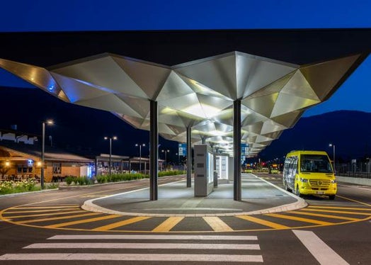 Der Busteil des Mobilitätszentrums Bruneck bei Nacht (Foto STA/Manuela Tessadri)