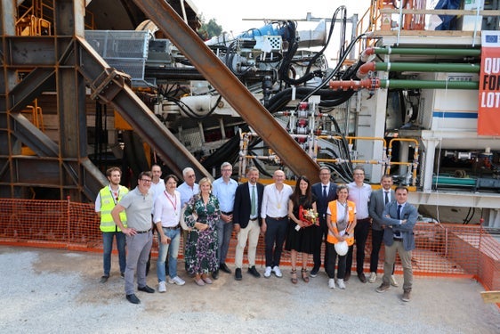 Von links: Sergio Ragnoli (Italferr), Martin Ausserdorfer (Infopoint BBT), Arbeitsdirektor Luca Zaccaria, Massimiliano Pempori (Italferr), Massimiliano Pempori (Italferr), Ezio Facchin, Kammerabgeordnete Renate Gebhard, Europaparlamentarier Herbert Dorfmann, Landesrat Daniel Alfreider, Bürgermeister Peter Pernthaler (Villnöß), TBM-Patin Kathrin Leitner, Landeshauptmann Arno Kompatscher, Marina Zanetti (Implenia/Consorzio Dolomiti), Simone Centis (Webuild/Consorzio Dolomiti), Damiano Beschin (RFI) und Giuseppe Romea (RFI). (Foto: LPA/Ingo Dejaco)