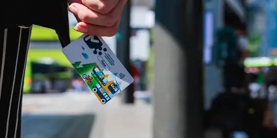 Die Ausgaben für Abos des öffentlichen Nahverkehrs können von der Einkommenssteuer (IRPEF) des Jahres 2025 abgezogen werden. Um die Steuerermäßigung in Anspruch zu nehmen, muss die Zahlung mittels rückverfolgbarer Zahlungsmodalität (zum Beispiel Bankomatkarte, Überweisung, Kreditkarte) erfolgen. (Foto: STA/Ivan Brentegani)