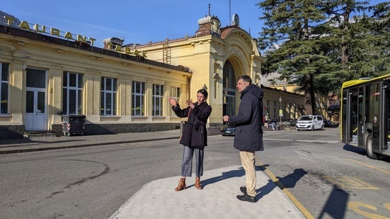 Merans Bürgermeisterin Katharina Zeller (links im Bild), und der Landesrat für Mobilität und Infrastrukturen, Daniel Alfreider, führten einen Lokalaugenschein am Bahnhof Meran durch, wo das neue Mobilitätszentrum entstehen wird. (Foto: LPA/Ressort für Mobilität und Infrastrukturen)