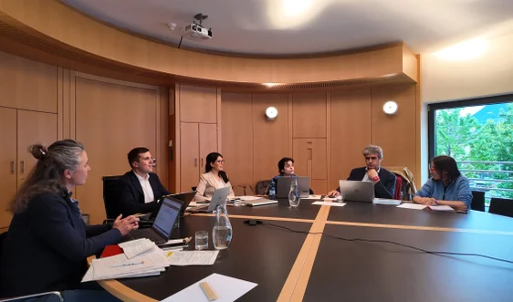 Im Mai haben das Land Südtirol, Bayern und das Trentino eine gemeinsame Machbarkeitsstudie zur Einführung einer variablen Maut für den Güterverkehr auf der Brennerachse gestartet. Am Arbeitstreffen nahmen von links teil: Monika Steinmetz (StMB), Michael Andergassen (Land Südtirol), Silvia Obwexer (persönliche Referentin des Landeshauptmanns), Paola Lecce (Land Trentino), Enrico Pastore (TRT – Trasporti e Territorio) und Loredana Zani (TRT). (Foto: LPA/Ressort Infrastrukturen und Mobilität)