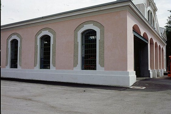 Lo storico deposito dei tram a Merano è una struttura in acciaio su colonne in ghisa con facciate classiche decorate in stile liberty (Foto: USP/Sovrintendenza provinciale ai beni culturali)