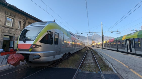 Damit möglichst viele Menschen Zugang zur Bahn haben, arbeitet das Land weiter an der Barrierefreiheit an dan Bahnhöfen: In Innichen wird während der Bahnsperre im Frühling der Bahnsteig 2 angehoben. Dadurch ist künftig ein komfortableres und stufenloses Ein- und Aussteigen möglich. Die Arbeiten werden mit Geldern zur Vorbereitung der Olympischen Spiele finanziert. (Foto: LPA/Ingo Dejaco)