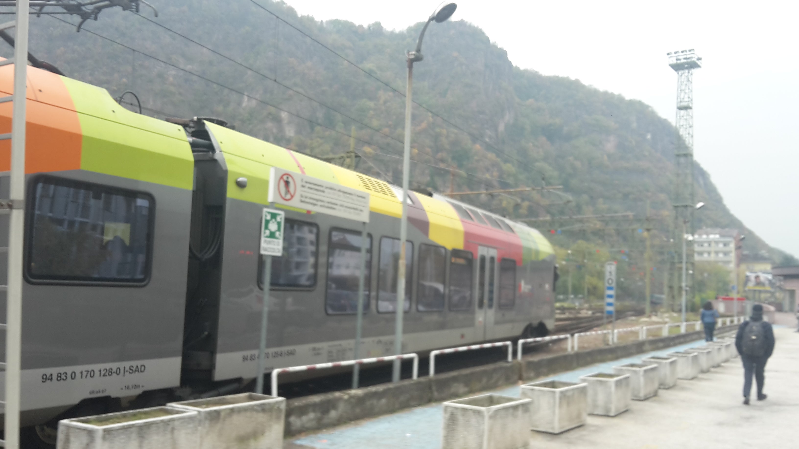 Meraner Zug im Bahnhof Bozen mit Blick auf Virgl , November 2016 (Foto Martin Senoner)