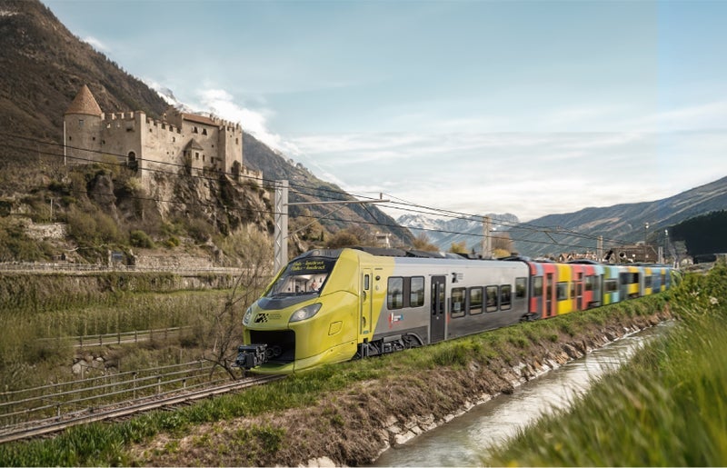2025 werden auf der Linie der Vinschger Bahn die neue Oberleitung und das europäische Zugleitsystem ETCS – European Train Control System auf den bestehenden und neuen Zügen (im Bild) installiert, ausführlich getestet und zugelassen. (Rendering: STA/Alstom)
