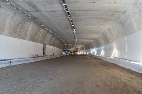 Alla fine dell'estate saranno completati i lavori di ampliamento del tunnel, in modo da poter installare anche nei tratti restanti gli impianti tecnici. (Foto: USP/Carron Bau)