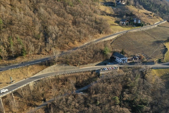 Die Landesstraße nach Völs am Schlern wird im Bereich der Bushaltestelle Faust verbreitert und sicherer gestaltet. (Foto: LPA/Straßendienst Mitte-Süd)