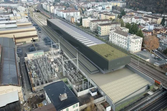 Ein zweites Rendering des neuen Wartungszentrums in Bozen Süd, neben der Bahnlinie und in der Nähe des Stadtviertels Oberau-Haslach. (Quelle: LPA/Ressort Infrastrukturen und Mobilität)