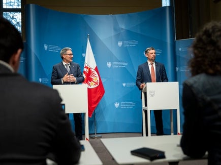Landeshauptmann Arno Kompatscher (im Bild von links) und der Landesrat für Infrastrukturen und Mobilität, Daniel Alfreider, erläuterten am 6. März im Rahmen einer Pressekonferenz die Erneuerung des Rahmenabkommens mit RFI. (Foto: LPA/Fabio Brucculeri)