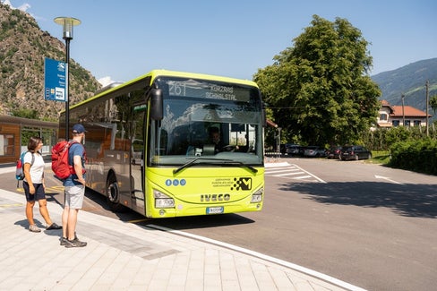 La Giunta provinciale ha approvato le nuove linee guida per la concessione di contributi per la realizzazione e l'adeguamento delle fermate degli autobus del trasporto pubblico locale. (Foto: IDM/Manuela Tessaro)