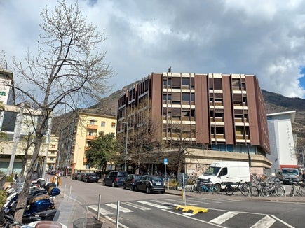 Das Raumprogramm des neuen Hauses der Mobilität sieht sechs oberirdische Geschosse und zwei unterirdische Geschosse vor. Es wird am Standort des heutigen Landhauses 5 (im Bild) entstehen. (Foto: LPA/Monika Pichler) 