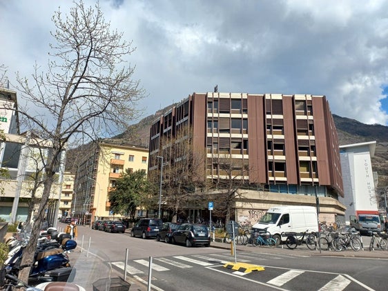 Das Raumprogramm des neuen "Hauses der Mobilität" sieht sechs oberirdische Geschosse und zwei unterirdische Geschosse vor. Es wird am Standort des heutigen Landhauses 5 (im Bild) entstehen. (Foto: LPA/Monika Pichler) 