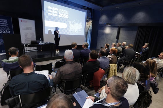 Am Abend des Donnerstag, 16. Oktober, versammelten sich politische Vertreterinnen und -vertreter des Eisacktals zur Veranstaltung „Mobilität 2025–2030“ in Franzensfeste. Sie erhielten einen Überblick über die Strategien der Landesverwaltung im Bereich Mobilität. Geleitet wurde die Veranstaltung von Verena Schnitzer, Projektleiterin der STA. (Foto: LPA/Ingo Dejaco)