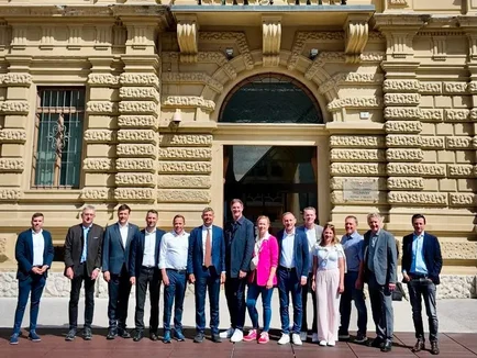Treffen zu Infrastrukturthemen mit Vertretern des Bayerischen Bauindustrieverbandes im Landhaus 1 in Bozen. Von links: Michael Andergassen, Sonderbeauftragter für Landesmobilitätsplanung und Verkehrssteuerung im Ressort Infrastrukturen und Mobilität; Robert Huber, Syndikusrechtsanwalt des Bayerischen Bauindustrieverbandes (BBIV); Philipp Sicher, Direktor der Abteilung Straßendienst; Martin Vallazza, Direktor des Ressorts Infrastruktur und Mobilität; Christian Goller, Gesellschafter der Goller-Bögl GmbH; Landesrat für Infrastruktur und Mobilität Daniel Alfreider; Johann Bögl, Präsident des BBIV sowie Gesellschafter und Vorsitzender des Aufsichtsrates der Max Bögl Gruppe; Marianne Bögl; Michael Goller, Geschäftsführer und Gesellschafter der Goller-Bögl GmbH; Matthias Kraus, Geschäftsführer und Gesellschafter der Rotec GmbH; Simone Kraus; Werner Schmölzl, Gesellschafter der Gebr. Schmölzl GmbH & Co. KG; Thomas Schmid, Hauptgeschäftsführer des BBIV; Johannes Specht, Geschäftsführer und Gesellschafter der Josef Hubert Bauunternehmen GmbH & Co. KG. (Foto: LPA/Ressort Infrastrukturen und Mobilität)