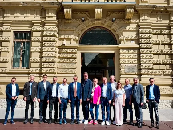 Incontro con focus sulle infrastrutture con i rappresentanti dell’Associazione bavarese dell’industria delle costruzioni a Palazzo Widmann. Da sinistra: Michael Andergassen, incaricato speciale “Pianificazione provinciale della mobilità e gestione del traffico” presso il Dipartimento Infrastrutture e Mobilità; Robert Huber, Syndikusrechtsanwalt BBIV; Philipp Sicher, direttore della Ripartizione Servizio strade; Martin Vallazza, direttore del Dipartimento Infrastrutture e Mobilità; Christian Goller, socio Goller-Bögl; l’assessore provinciale alle Infrastrutture e alla Mobilità Daniel Alfreider; Johann Bögl, presidente BBIV, socio e presidente del Consiglio di sorveglianza Max Bögl; Marianne Bögl; Michael Goller, amministratore delegato e socio Goller-Bögl; Matthias Kraus, amministratore delegato e socio Rotec GmbH; Simone Kraus; Werner Schmölzl, socio Gebr. Schmölzl GmbH & Co KG; Thomas Schmid, direttore generale BBIV; Johannes Specht, amministratore delegato e socio Josef Hubert Bauunternehmen GmbH & Co KG. (Foto: USP/Dipartimento Infrastrutture e Mobilità)