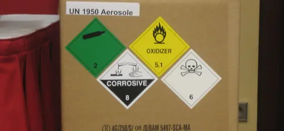 Foto di un colle con diverse etichette di pericolo (aerosole)