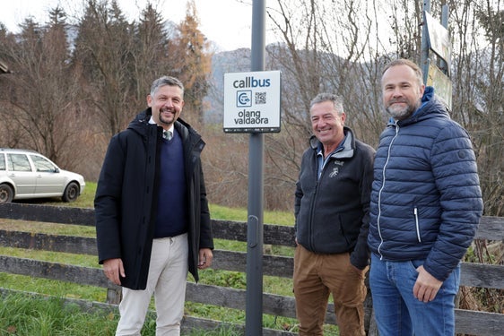 Mobilitäts-Landesrat Daniel Alfreider (im Bild von links), Referent Philipp Anton Felder und Bürgermeister Lukas Schnarf vor der On-Demand-Bushaltestelle. (Foto: Ressort für Infrastrukturen und Mobilität)