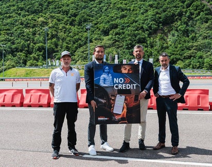Ablenkungen im Straßenverkehr im Fokus: Safety-Park-Instructor Georg Huber, Safety-Park-Chef Lukas Nothdurfter, Mobilitätslandesrat Daniel Alfreider und STA-Direktor Joachim Dejaco mit dem Plakat zur heurigen Ausgabe der Kampagne No Credit für sicheres Fahren. (Foto: LPA/Ivan Brentegani)