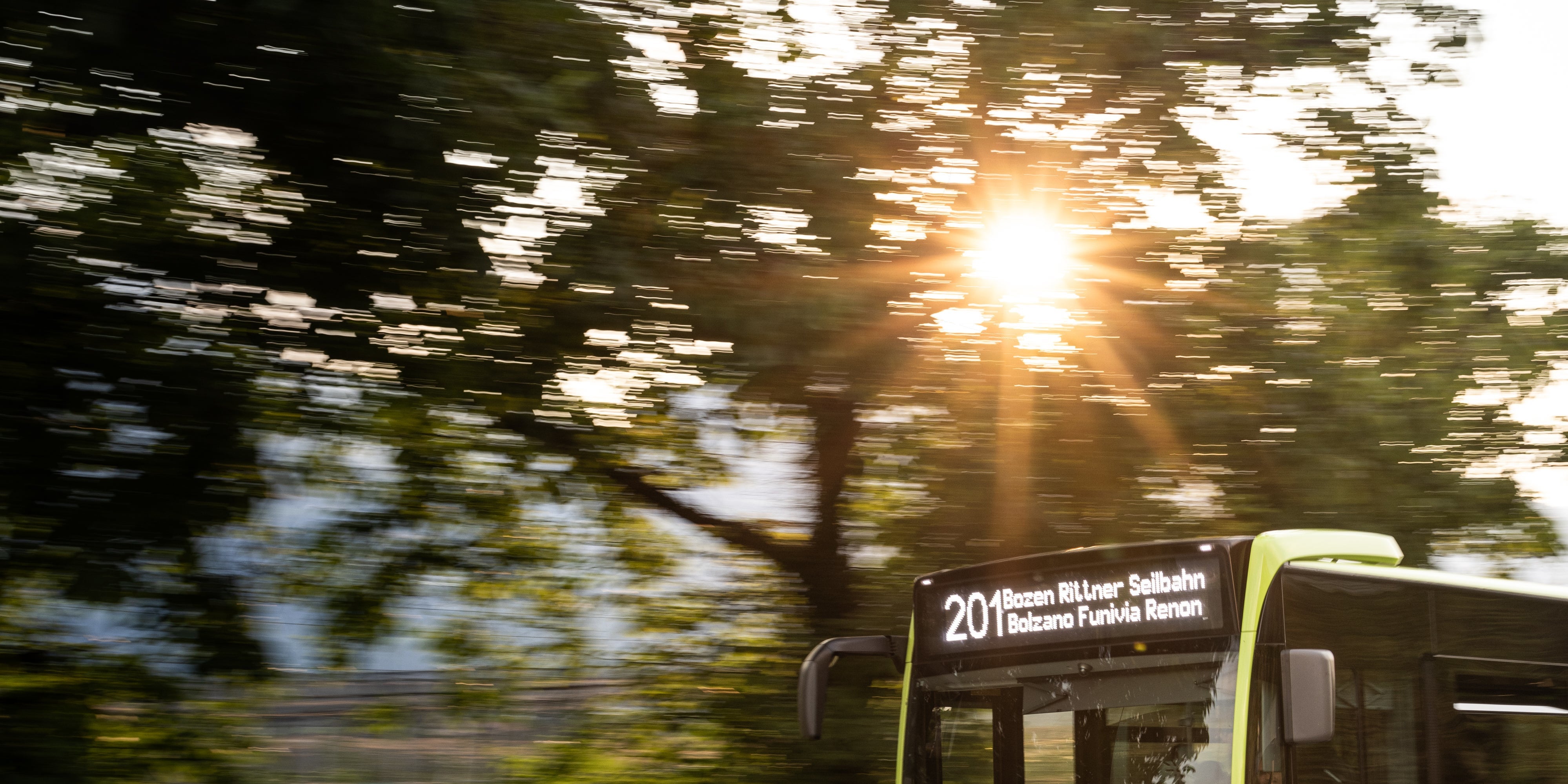 Sicherheit im öffentlichen Verkehr ist dem Ressort für Infrastrukturen und Mobilität wichtig. Nun kommt auf der SASA-Linie 201 externes Sicherheitspersonal zum Einsatz, um Schülerinnen und Schülern einen reibungslosen Schulweg zu garantieren. (Foto: LPA/Ressort für Infrastrukturen und Mobilität)