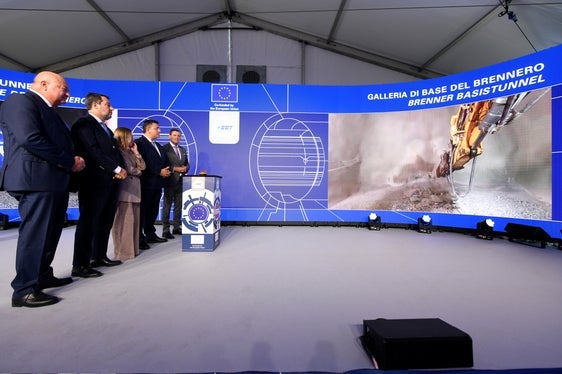 Via Live-Schaltung verfolgten (v.l.n.r.) der österreichische Bundeskanzler Christian Stocker, Infrastrukturminister Matteo Salvini, Ministerpräsidentin Giorgia Meloni, EU-Kommissar Apostolos Tzitzikostas und der österreichische Infrastrukturminister Peter Hanke den Durchschlag des BBT- Erkundungsstollens mit. (Foto: LPA/Ivo Corrà)