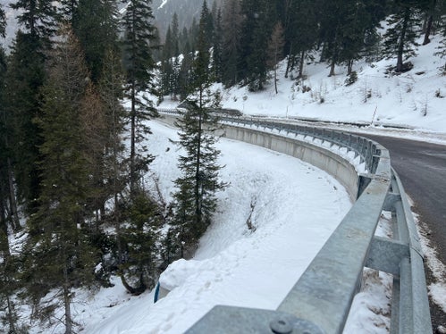 Die Straße auf den Valparola-Pass wird stabilisiert, um Schutz vor Erdrutschen und Lawinen zu gewährleisten. (Foto: LPA/Landesabteilung Tiefbau)