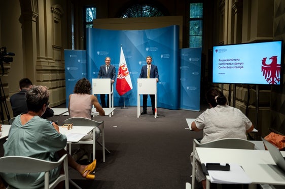 Die Bahnhöfe entlang der Strecke Franzensfeste – Innichen werden in den kommenden Monaten umfassend modernisiert. Landeshauptmann Arno Kompatscher (links) und Landesrat Daniel Alfreider stellten die Details in der Pressekonferenz nach der Sitzung der Landesregierung vor. (Foto: LPA/Fabio Brucculeri)