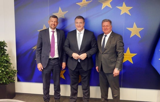 Infrastrukturen- und Mobilitätslandesrat Daniel Alfreider (von links), EU-Verkehrskommissar Apostolos Tzitzikostas und der bayerische Staatsminister für Wohnen, Bau und Verkehr Christian Bernreiter trafen sich in Brüssel. (Foto: LPA/Ingo Dejaco)