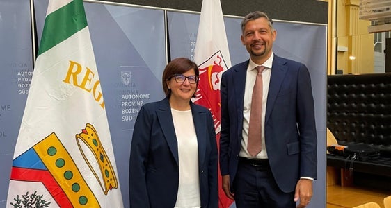 Regionalassessorin Debora Ciliento (Apulien) und Landesrat Daniel Alfreider beim Gespräch über Bahnverbindungen beim Treffen in Bozen. (Foto: LPA/Ingo Dejaco)