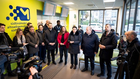 Im südtirolmobil-Infopoint am Bozner Busbahnhof wurden die Maßnahmen zur Erhöhung der Sicherheit in den öffentlichen Verkehrsmitteln von den zuständigen Landesräten sowie Vertretern von Sasa und Sta vorgestellt. (LPA/Fabio Brucculeri)