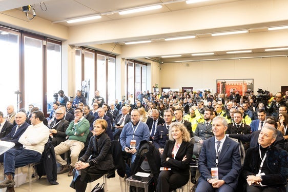 Um 10 Uhr wurde in Schabs das Projekt bei einer Pressekonferenz vorgestellt. Anwesend waren Minister Matteo Salvini (zweiter von links, im Publikum sitzend), Landesrat und Landeshauptmannstellvertreter Daniel Alfreider (auf dem Podium), der Geschäftsführer von RFI Aldo Isi (erster von links, im Publikum sitzend), die Sonderkommissarin für die Riggertal-Variante und den Bauleitplan von Brixen Paola Firmi (vierte von rechts) sowie der Bürgermeister von Natz-Schabs Alexander Überbacher. Ebenfalls anwesend waren die Bozner Vizepräfektin Margherita Toth (dritte von rechts) und Landesrat für Raumentwicklung Peter Brunner (erster von rechts). (Foto: LPA/Tiberio Sorvillo)