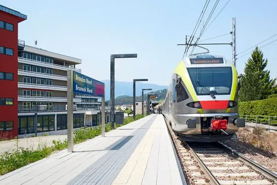 Dalla fine di aprile sono di nuovo aperti al traffico ferroviario i collegamenti Brunico–San Candido e San Candido–Lienz. (Foto: STA/Ivan Brentegani)