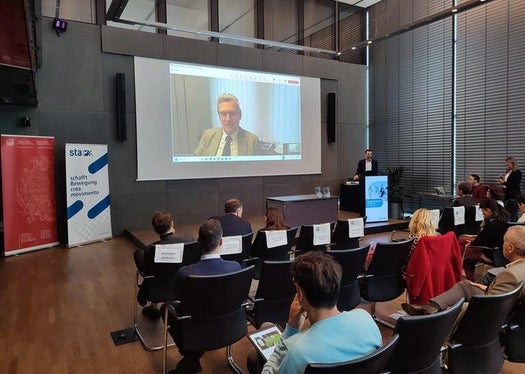 Über aktuelle Herausforderungen im politischen Bereich, vor allem über EU-Entwicklungen in der CO₂-Bepreisung, informierte unter anderem Herbert Dorfmann, Mitglied des Europäischen Parlaments. (Foto: Sta - Südtiroler Transportstrukturen AG)