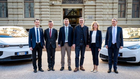 Von links: der Direktor des Mobilitäts- und Infrastrukturresorts Martin Vallazza, der Landtagsabgeordnete Harald Stauder, der Landesrat für Mobilität und Infrastrukturen Daniel Alfreider, der Landeshauptmann Arno Kompatscher, die Green Mobility Projektmanagerin von Sta Verena Schnitzer und der Generaldirektor von Alperia Luis Amort. (Foto: LPA/Fabio Brucculeri)