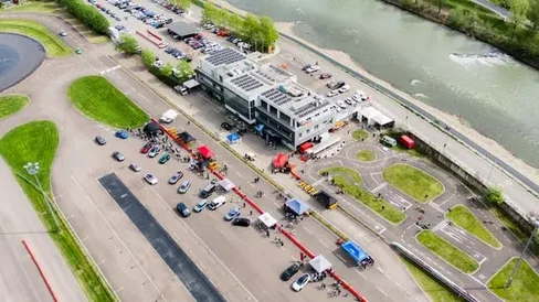 Am 12. April hat im Safety Park in Pfatten der E-Drive Day 2026 stattgefunden. Mehr als 1.000 Besucherinnen und Besucher informierten sich vor Ort über verschiedene Formen der Elektromobilität und nutzten die angebotenen Testmöglichkeiten. (Foto: STA/Ivan Brentegani)