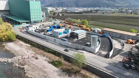 La Giunta provinciale ha autorizzato, nella seduta di venerdì 10 aprile, la costituzione di una società di scopo nell’ambito del progetto Hydrogen Adige Valley, iniziativa strategica per la generazione di energia e la decarbonizzazione del trasporto pubblico locale. Nella foto, il sito in cui sorgerà l'impianto per la produzione di idrogeno a Bolzano sud. (Foto: USP/SASA SpA)