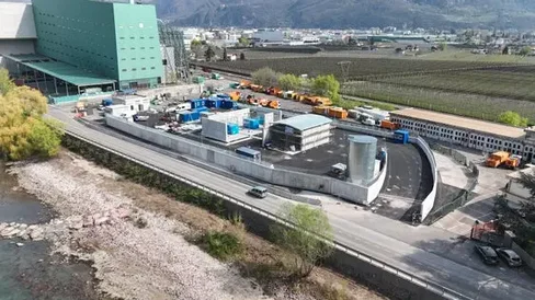 La Giunta provinciale ha autorizzato, nella seduta di venerdì 10 aprile, la costituzione di una società di scopo nell’ambito del progetto Hydrogen Adige Valley, iniziativa strategica per la generazione di energia e la decarbonizzazione del trasporto pubblico locale. Nella foto, il sito in cui sorgerà l'impianto per la produzione di idrogeno a Bolzano sud. (Foto: USP/SASA SpA)