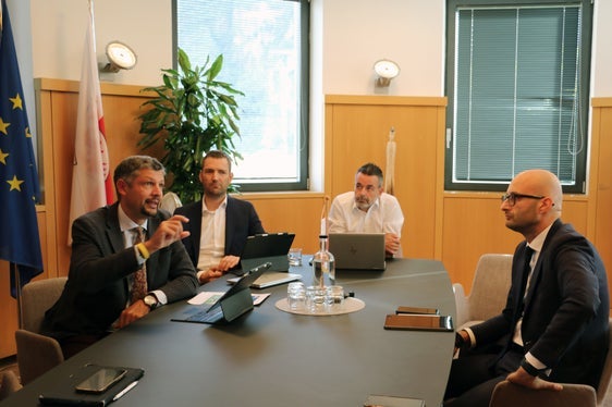 Massima collaborazione per il rafforzamento dell'infrastruttura ferroviaria: da sinistra l'assessore Alfreider, il direttore del Dipartimento Mobilità e Infrastrutture Martin Vallazza, il direttore generale di Sta - Strutture Trasporto Alto Adige SpA Joachim Dejaco e l'amministratore delegato di Rete Ferroviaria Italiana Gianpiero Strisciuglio (Foto: USP/Ingo Dejaco)