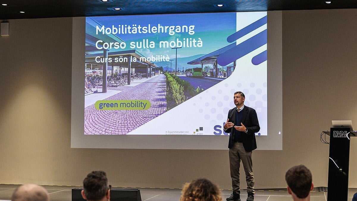 „Die Mobilität der Zukunft entsteht nicht durch isolierte Maßnahmen, sondern durch eine klare Vision und durch gut ausgebildete Menschen, die diese in konkrete Projekte für das Land übertragen können“, betont Mobilitätslandesrat Daniel Alfreider anlässlich des im April beginnenden Mobilitätslehrgangs. (Foto: STA/Ivan Brentegani)