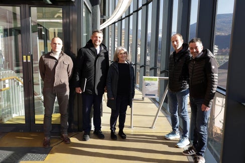 Marco Stabile (von links), Bereichsleiter & ropes bei der Südtiroler Transportstrukturen AG STA, Infrastrukturen- und Mobilitätslandesrat Daniel Alfreider sowie Renate Mumelter und Günther Plattner von der Initiativgruppe Priority und STA-Direktor Joachim Dejaco besuchten die Station der Rittner Seilbahn. (Foto: LPA/Ingo Dejaco)