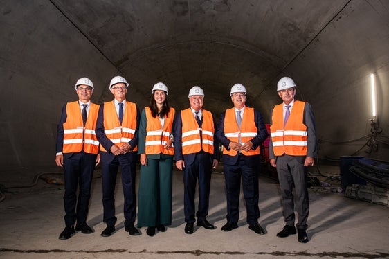 Il presidente della Provincia Arno Kompatscher, il presidente del Land Tirolo Anton Mattle, la parlamentare europea Sophie Kircher, il cancelliere federale austriaco Christian Stocker, il commissario europeo Apostolos Tzitzikostas e il ministro austriaco delle Infrastrutture Peter Hanke durante la visita al cunicolo esplorativo del BBT che collega i due Paesi. (Foto: USP/Ivo Corra)